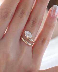 Anillo de Diamante Cultivado en Laboratorio de 1 Quilate, Corte Marquesa, Estilo East West, Abierto y Envolvente, Certificado por IGI - Product Image 5