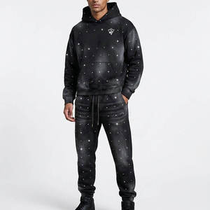 Elegante conjunto deportivo con pedrería para hombre, con chaqueta de tela suave y pantalones con cintura elástica para moda urbana. - Product Image 4
