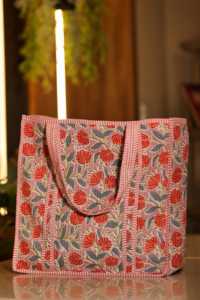 Sac à main matelassé en coton rose et rouge à fleurs, grande capacité, sac fourre-tout pour femmes, sac de transport fait main, respectueux de l'environnement - Product Image 3