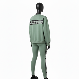 ชุดเซ็ตเสื้อยืดและเลกกิ้งผ้าฟลีซคอตตอนโพลีเอสเตอร์ 240 GSM สีเขียวเซจ พร้อมแถบข้างตัวเสื้อพิมพ์ลายโลโก้ สำหรับผู้หญิง - Product Image 5