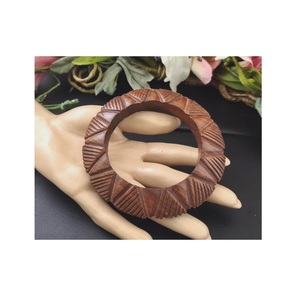 Bracelets en bois naturel poli lisse pour femmes, bijoux élégants parfaits pour le quotidien, les événements culturels et les soirées. - Product Image 3