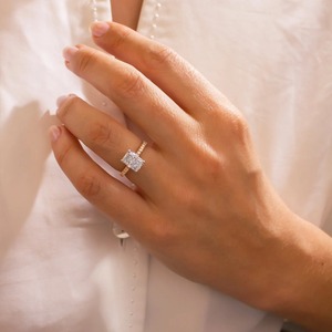 Anillo de Compromiso con Diamante Cultivado en Laboratorio, Corte Radiante, 1.50 Quilates, Oro Amarillo de 14K, Personalizado, Venta al Por Mayor - Product Image 4