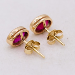 Vente en gros de boucles d'oreilles à clous en or jaune 14 carats avec rubis ovales naturels sertis dans un cadre, Memoria Jewels - Product Image 2