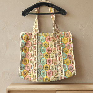 Bolso de hombro acolchado de algodón con diseño floral en patchwork, motivos pastel y paneles acolchados para compras y viajes. - Product Image 5