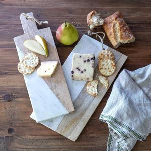 Tabla de cortar de mármol diseñada para chefs que necesitan una superficie duradera para cortar, picar y servir. - Product Image 1
