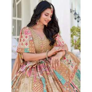 Magnifique Lehenga Choli en soie chinon beige brodé de Zari pour femmes - Product Image 4