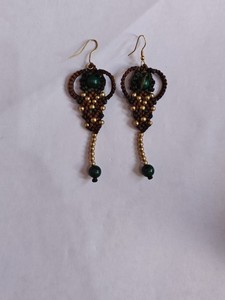 Pendientes de macramé marrón hechos a mano con piedra preciosa verde |   Pendientes colgantes con cuentas doradas estilo bohemio para mujer - Product Image 1