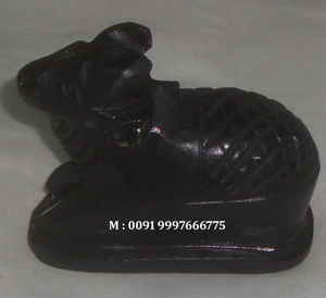 Nouvelle statue de Nandi en marbre noir créatif de forme élégante de petite taille principalement pour les décorations de temple et garder dans le temple. - Product Image 5