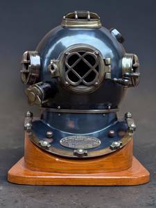 Réplica de Casco de Buceo Antiguo de Cobre, Escultura Coleccionable Náutica con Acabado Galvanizado, Detalle de Impresión y Fundición por Troquelado - Product Image 2