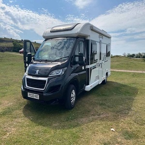 Autocaravana de lujo para viajes, 4 plazas, automática, estructura de aluminio color rosa, con cama tipo isla para una experiencia de camping premium. - Product Image 5