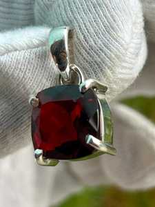 Colgante de granate con forma de cojín, delicado, de plata de ley 925, minimalista, hecho a mano, joyería con piedras preciosas para mujer, joyería fina. - Product Image 2
