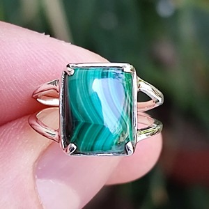 แหวนมาลาไคต์ เงินแท้ 925 ประดับแบบ Bezel Setting แหวนสัญญา งานแฮนด์เมด สไตล์โบโฮ สำหรับงานแต่งงาน งานหมั้น เครื่องประดับผู้หญิง ทำจากวัสดุธรรมชาติ - Product Image 6