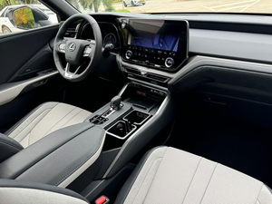 SUV hybride intermédiaire performant de type F Sport, modèle TX 500h 2024, d'occasion - Product Image 4