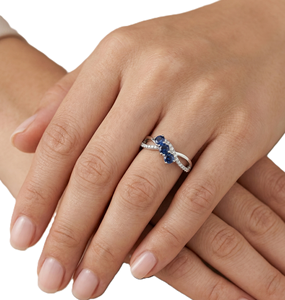 Anillo de compromiso de oro macizo de 18K con zafiro de laboratorio de corte redondo, claridad DEF VS VVS, diamantes de laboratorio y banda retorcida con detalles de diamantes pavé. - Product Image 5