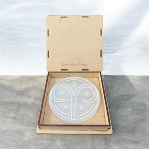 Plato de carga de selenita redondo grabado con motivos de árbol de alta calidad al por mayor de Muntaha Agate Exports. Compre selenita de la India. - Product Image 3