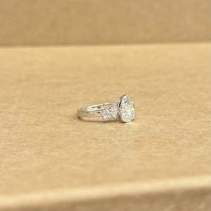 แหวนเพชรทรงลูกแพร์ทองคำขาว 18KT คลาสสิก เพชรเลี้ยงในห้องปฏิบัติการ LGD 1.50 กะรัต ดีไซน์เครื่องประดับหมั้นสมัยใหม่ - Product Image 4