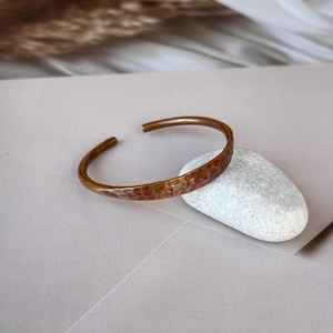 Brazalete de cobre martillado hecho a mano, ajustable, estilo bohemio, unisex. - Product Image 1