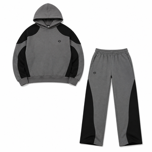 Conjunto Deportivo para Hombre de Dos Piezas, Sudadera con Capucha Personalizada y Pantalones Deportivos de Corte Holgado, en Felpa Gris y Negra, Estilo Moderno para Invierno - Product Image 3