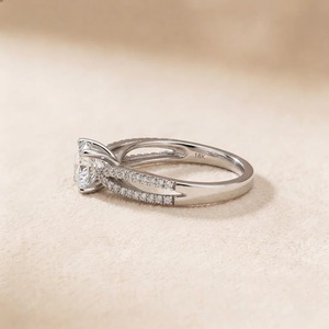 Anillo de Compromiso de Oro Blanco de 9K con Diamante Cultivado en Laboratorio de Corte Redondo de 1.30CT, Halo y Tallo Dividido con Pavé, Joyería Fina Personalizada para Mujer - Product Image 3