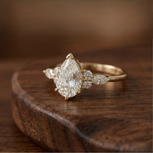 Anillo de Compromiso con Diamante Cultivado en Laboratorio Certificado por IGI, Oro de 14k, Corte Pera con Detalles Redondos Marquise, Fabricante de Joyería al por Mayor - Product Image 3