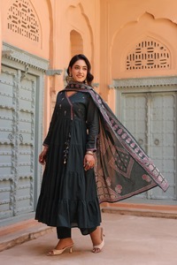 Elegant Deep Green 60x60 Cotton Pintex <b>Kurta</b> Pant Dupatta Set with Floral Embroidery and Tiered Flared Design for <b>Women</b> - Product Image 2