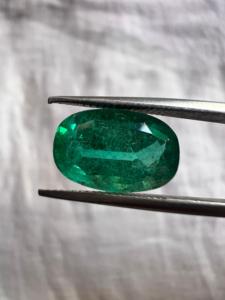Émeraude Naturelle Zambienne 3,29 Carats Coupe Coussin Pierre Précieuse Verte Fine Pierre Libre pour la Fabrication de Bijoux Vente en Gros - Product Image 1