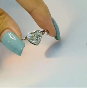 แหวนเพชรทรงหัวใจล้อมเพชรแบบหรูหราจาก Lurba Jewels ผลิตจากเพชรเพาะเลี้ยงในห้องปฏิบัติการ ตัวเรือนทองคำแท้ 14K สีโรสโกลด์ ไวท์โกลด์ ได้รับการรับรองจาก IGI สี D E F ดีไซน์สวยงาม - Product Image 2