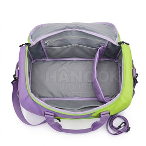 Sac de sport élégant avec panneaux latéraux superposés, base renforcée, plusieurs compartiments de rangement, doublure en polyester, fermeture éclair pour les voyages - Product Image 2