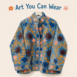 Chaqueta de terciopelo azul cobalto hecha a mano para mujer, con bordado floral elaborado, cuello alto, estilo boutique. - Product Image 5