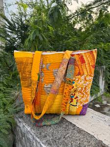 Sac à bandoulière en soie Kantha patchwork fait main, deux sangles, fermeture éclair, coloré, style bohème, matelassé, sac à bandoulière traditionnel indien - Product Image 1