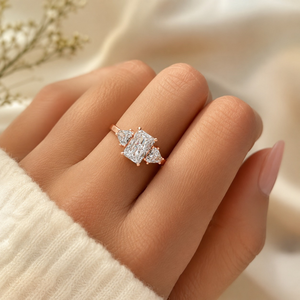 แหวนเพชรทรงครึ่งวงกลม 7x5 มม. เพชรเลี้ยงในห้องปฏิบัติการ รับรองโดย IGI ทอง 18K สินค้าหรูหรา ขายส่ง OEM คุณภาพสูงสำหรับผู้หญิง รุ่น Radiant Trio Ring ยอดนิยม - Product Image 2