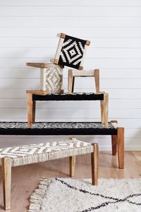 Tabouret ottoman moderne en bois massif avec siège rembourré pour salon, chambre et entrée - Product Image 5
