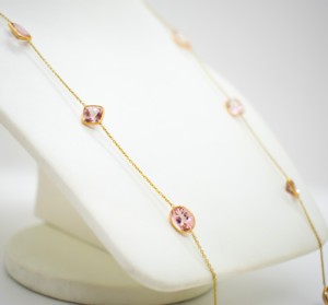 Collar de Morganita Natural en Oro Amarillo Sólido de 18K – Cadena con Gemas de Melocotón en Formas Mixtas Engastadas en Bisel - Product Image 3