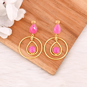 Boucles d'oreilles pendantes en laiton plaqué or avec pierre précieuse calcédoine fuchsia, style vintage, bijoux faits à la main pour femmes - Product Image 2