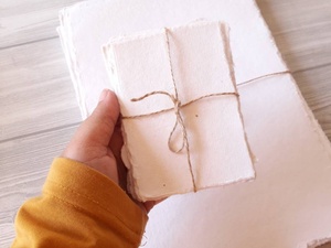 Papier fait main en coton sans bois blanc A6 A4 A5 Deckled 150 à 400 GSM papier écologique fait main du fabricant indien - Product Image 2