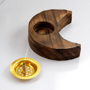 Brûleur d'encens en bois en forme de croissant, avec une veine de bois foncé riche et une coupelle en métal doré perforé intégrée pour la diffusion de parfum - Product Image 4