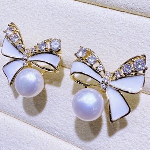 ต่างหูมุกน้ำจืดจูจี้ใหม่ ปี 2025 ดีไซน์เรียบง่าย สไตล์อินฟลูเอนเซอร์ ประดับด้วยน้ำมันรูปทรงหยดน้ำ ผีเสื้อผูกโบว์ แฟชั่น - Product Image 1