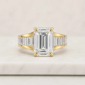 Magnifique bague de fiançailles en diamant taille émeraude, or jaune, sertie de griffes, pierres latérales en canal, bijoux fins classiques pour femme - Product Image 1