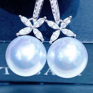 Pendientes Colgantes de Plata de Ley 925, Comparables a las Perlas Blancas Australianas de Luz Intensa de 11-12 mm, con Incrustaciones de Perlas Azules Plateadas - Product Image 2