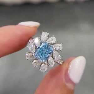 Anillo de Compromiso Minimalista con Diamante Cultivado en Laboratorio de Corte Radiante Azul Fantasía de 3 Quilates, Claridad VS+, Engaste de Garras, Oro Amarillo de 14K, Certificado IGI - Product Image 1