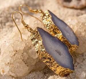 Pendientes de latón originales hechos a mano Ha Gems con drusas de Rajastán - Unisex para bodas y fiestas - Product Image 3