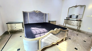 Lit avec pied de lit intégré, taille King Size, cadre de lit en bois luxueux, fait main, dessus en bois massif, mobilier de chambre haut de gamme sculpté à la main - Product Image 4