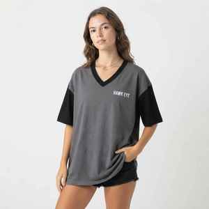 Camiseta Oversize de Mujer con Bloques de Color Gris y Negro, Cuello en V, Manga Corta, Ajuste Holgado, Estampado de Jersey y Logo - Product Image 1