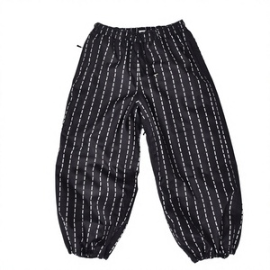Pantalon de neige imprimé unisexe noir et blanc rayé en polyester coupe-vent respirant avec logo frontal taille élastique grandes tailles design personnalisé - Product Image 1