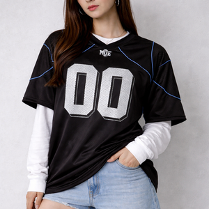 Maillot de football américain de luxe personnalisé en maille noire pour femme, style streetwear, avec passepoil réfléchissant, en polyester, col en V, fabrication OEM en gros, USA - Product Image 4