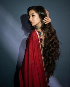 Impresionante Colección de Saris de Seda Roja Inspirada en Shraddha Kapoor con Bordado Rangoli, Pedrería y Diamantes para Chicas - Product Image 2