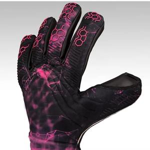 Gants de gardien de but avec zones de protection améliorées pour les paumes et les doigts, et poignet réglable pour une manipulation sécurisée - Product Image 4