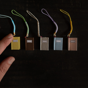 Llavero con Forma de Cápsula: Mini Libro de Tapa Dura Hecho a Mano con Papel Washi - Product Image 1