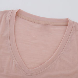 เสื้อยืดคอวี แขนสั้น ผ้าฝ้าย 100% ทรงหลวม สีพื้น ผ้าเจอร์ซีย์ถัก สวมใส่สบาย  โลโก้ด้านหน้า ไม่หดตัว - Product Image 2
