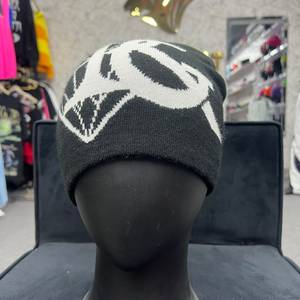 Bonnet unisexe en tricot jacquard avec motif de personnage, broderie 3D, bouton, 100% acrylique, chaud pour l'hiver, style décontracté, pour adultes, style streetwear - Product Image 1